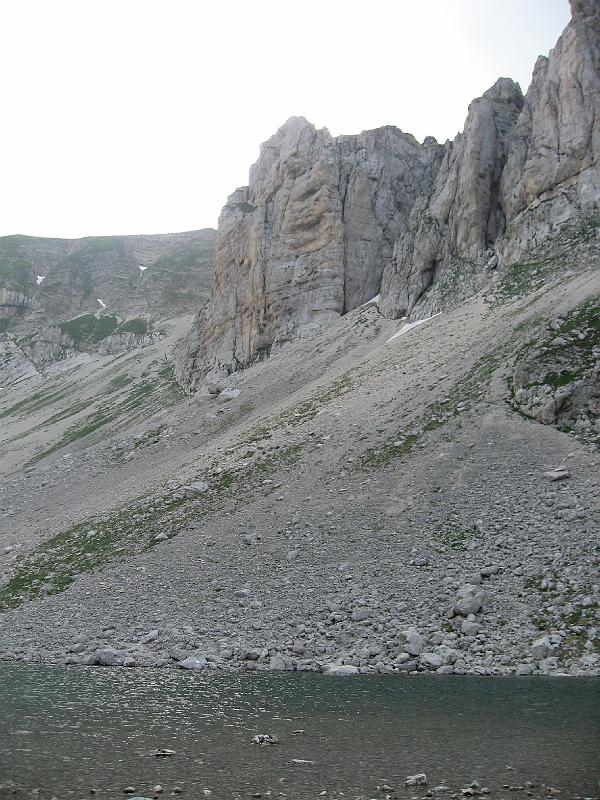 Lago di Pilato - Cliffs rising from the lake